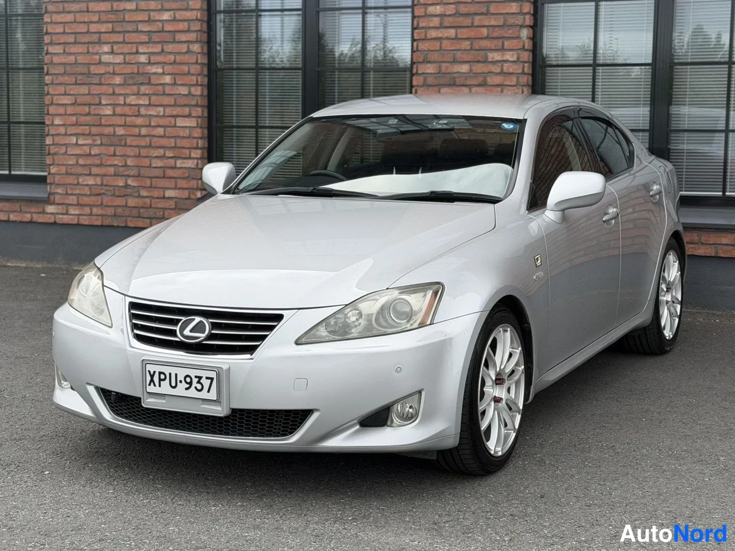 Grey Lexus IS 350 2005, front three-quarter, nose to the left, photo 2