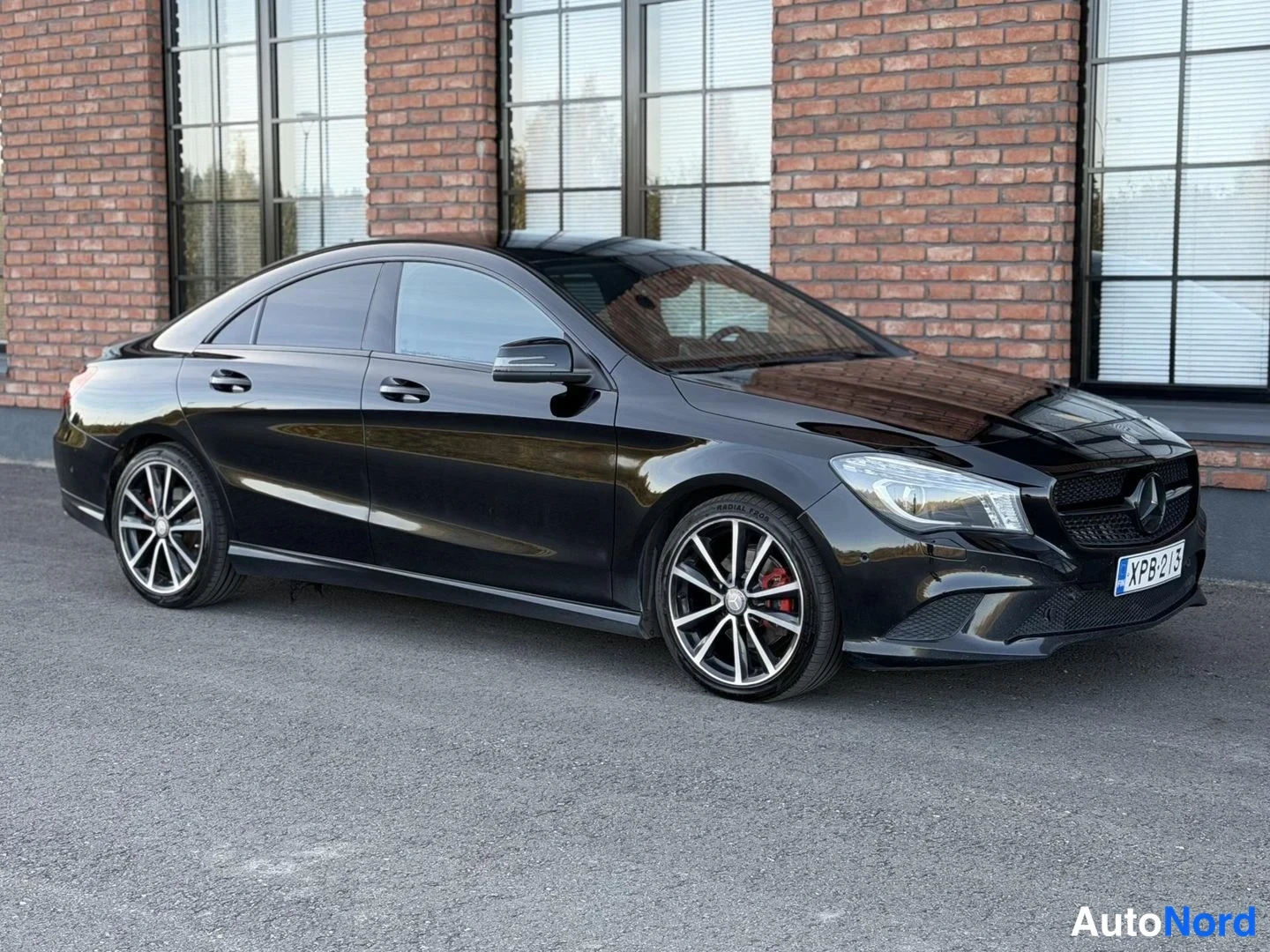 Black Mercedes-Benz CLA 220 CDI 2014, front three-quarter, nose to the right, photo 4