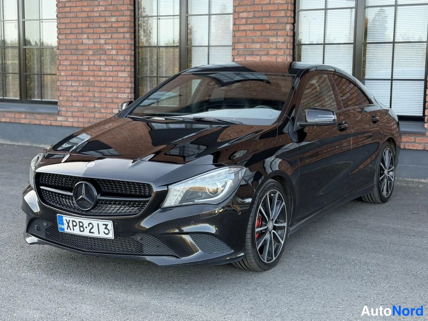 Black Mercedes-Benz CLA 220 CDI 2014, front three-quarter, nose to the left, photo 2