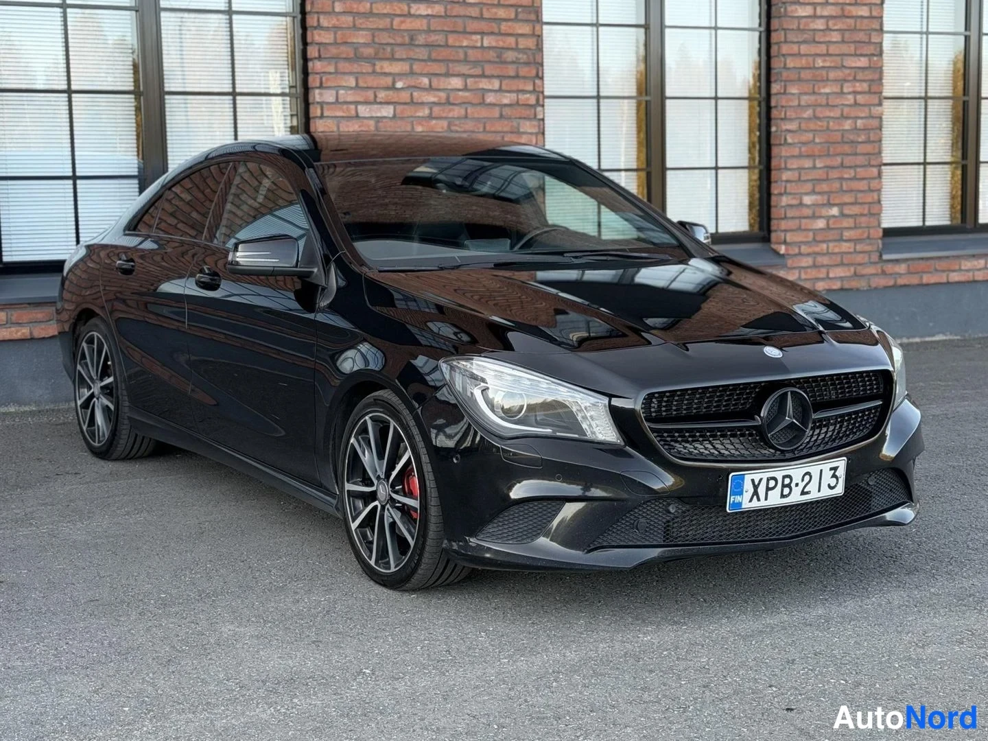 Black Mercedes-Benz CLA 220 CDI 2014, front three-quarter, nose to the right, photo 5