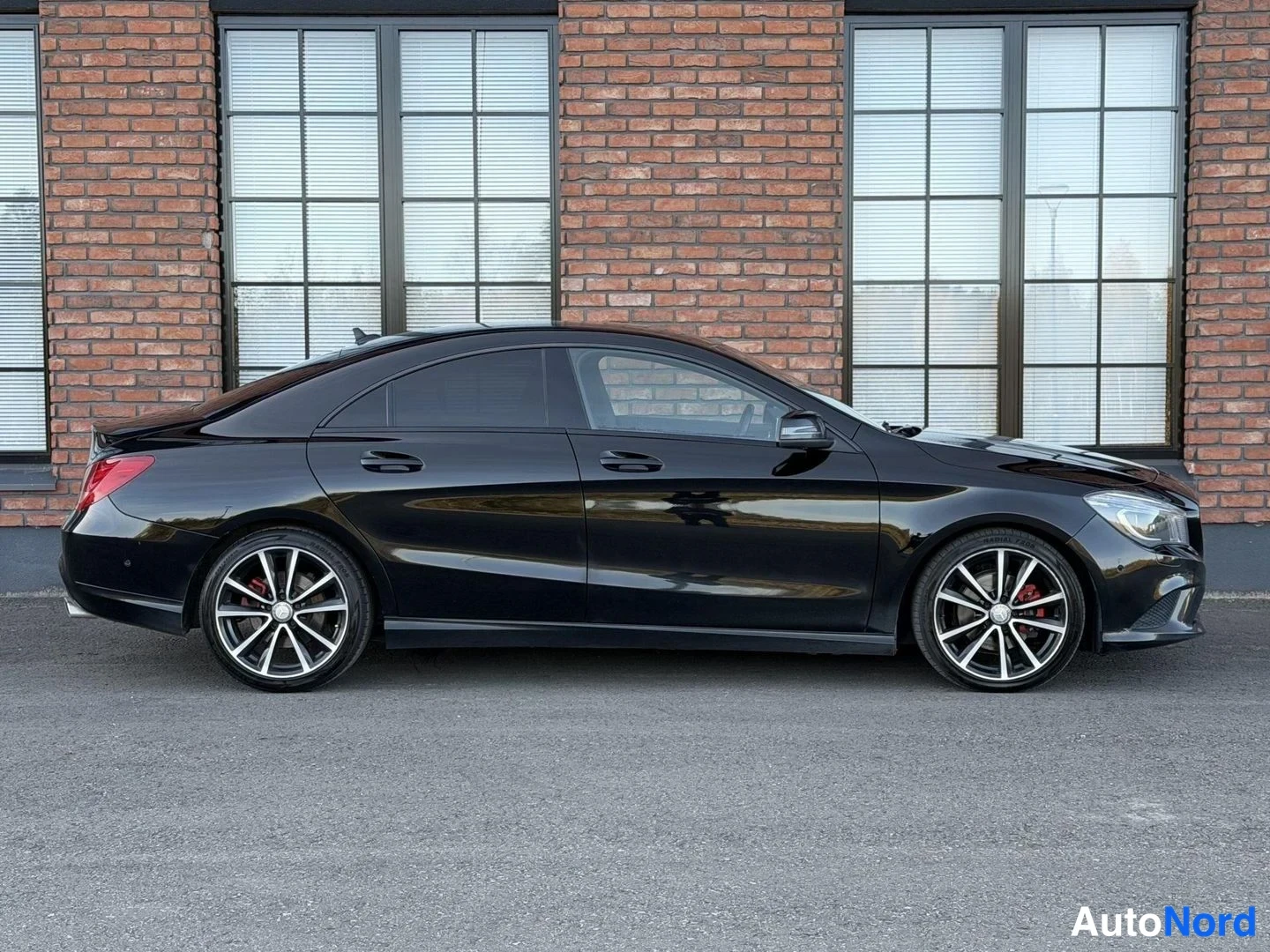 Black Mercedes-Benz CLA 220 CDI 2014, front three-quarter, nose to the right, photo 6
