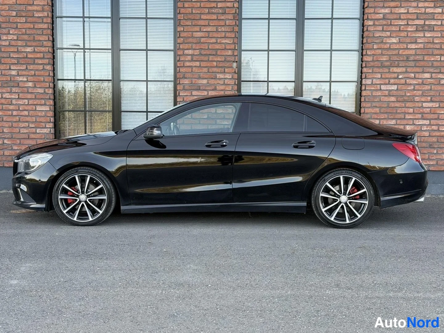 Black Mercedes-Benz CLA 220 CDI 2014, front three-quarter, nose to the left, photo 3