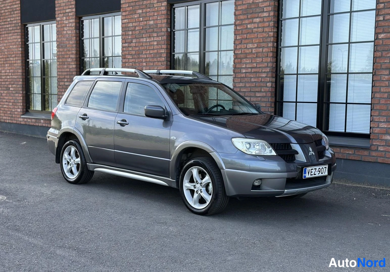 Grey Mitsubishi Outlander 2005, front three-quarter, nose to the right, photo 3