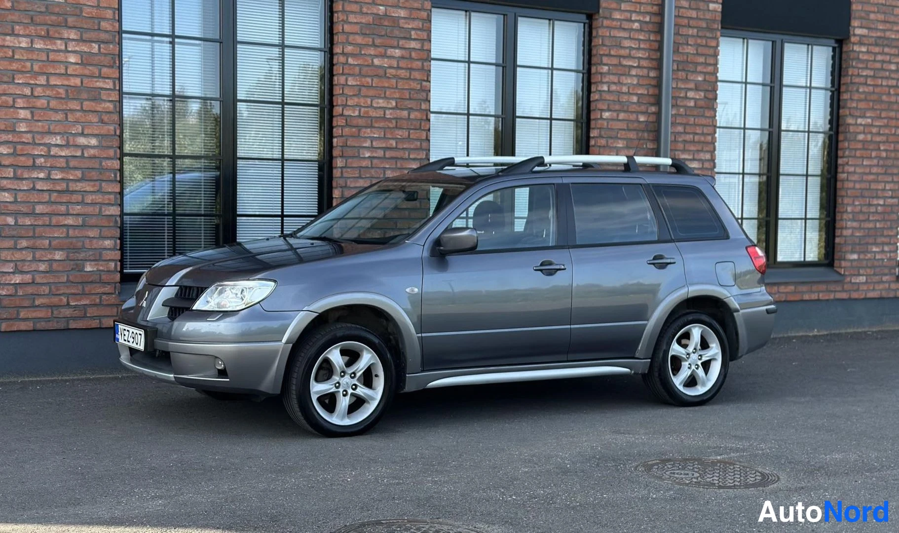 Grey Mitsubishi Outlander 2005, front three-quarter, nose to the left, photo 2