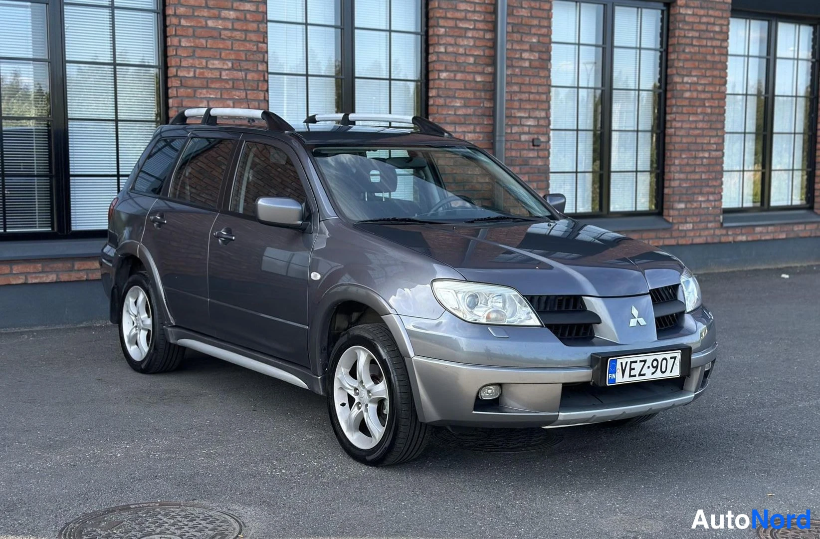 Grey Mitsubishi Outlander 2005, front three-quarter, nose to the right, photo 4