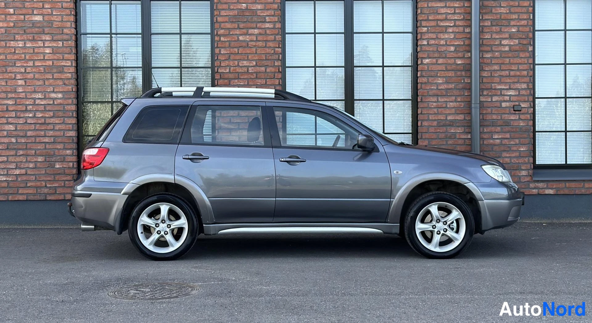 Grey Mitsubishi Outlander 2005, front three-quarter, nose to the right, photo 5
