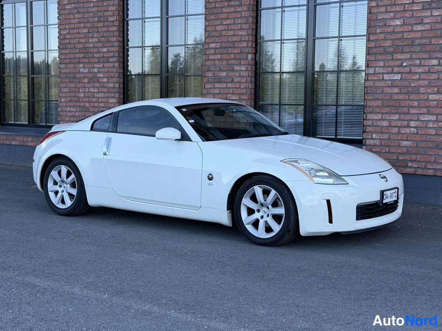 White Nissan 350Z 2003, front three-quarter, nose to the right, photo 4