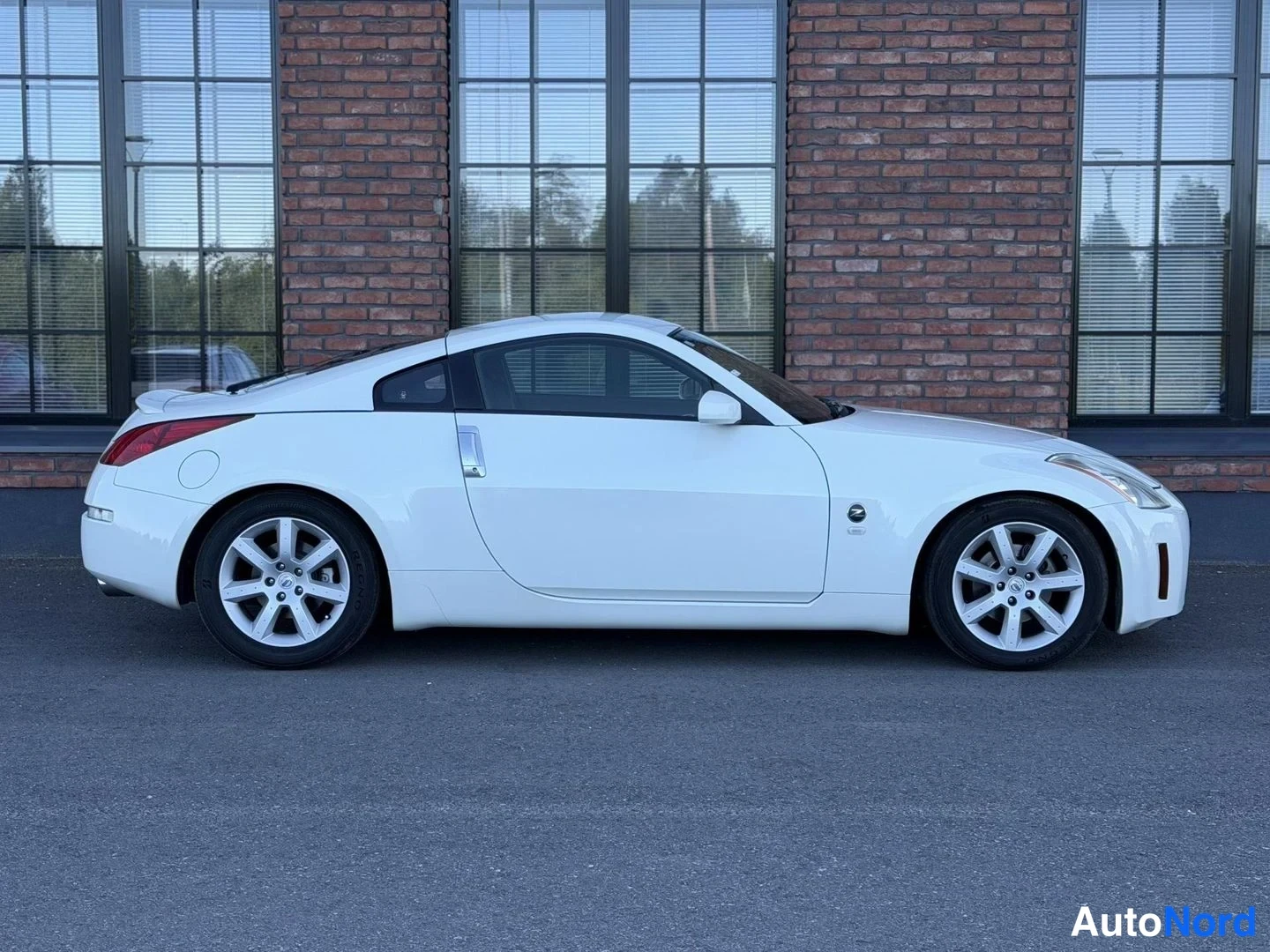 White Nissan 350Z 2003, rear three-quarter, photo 11