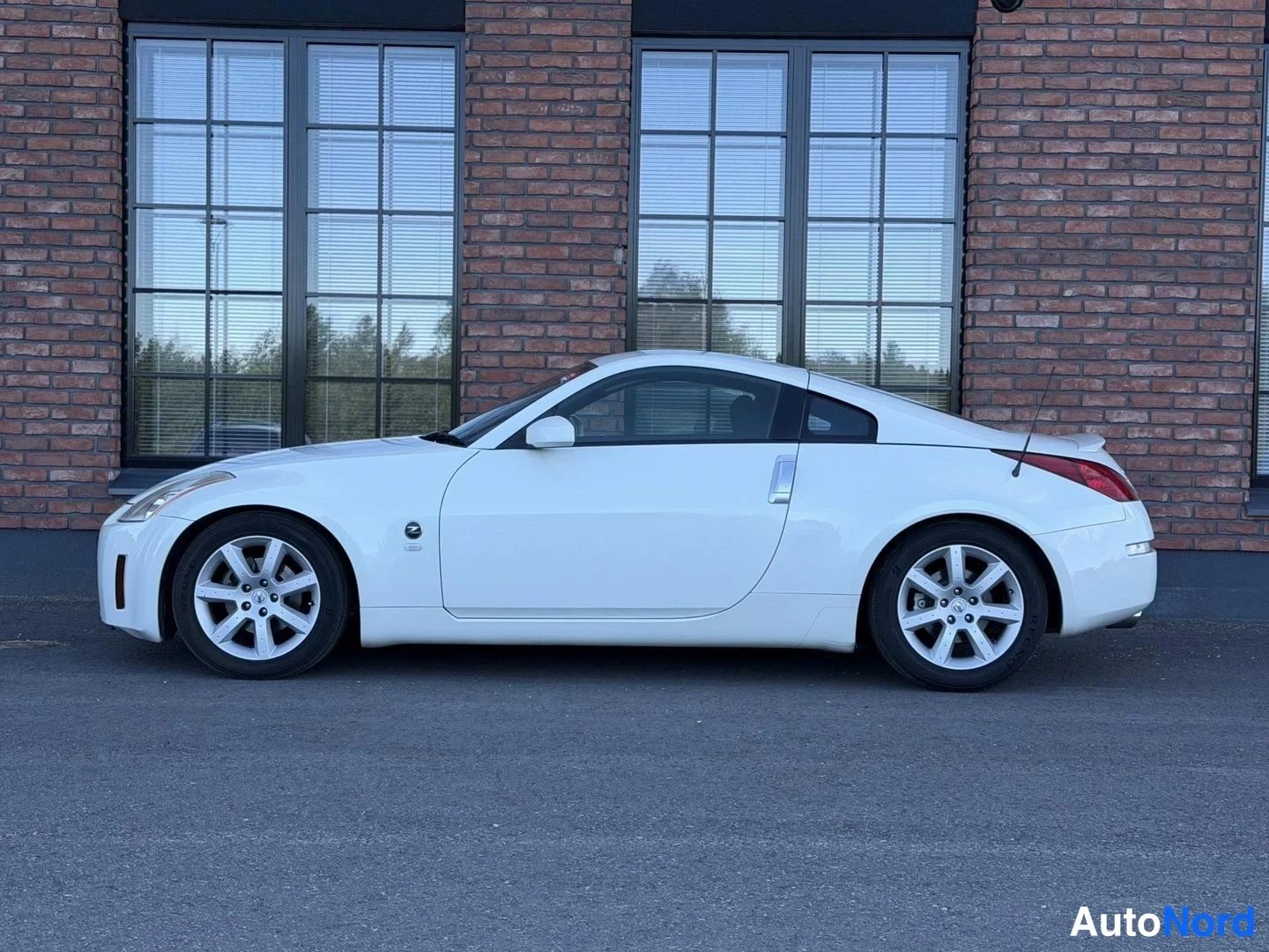 White Nissan 350Z 2003, front three-quarter, nose to the left, photo 3