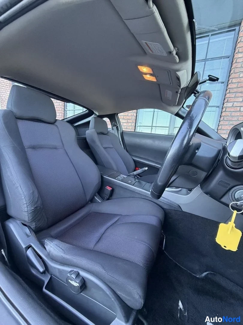 White Nissan 350Z 2003, front seats, photo 17