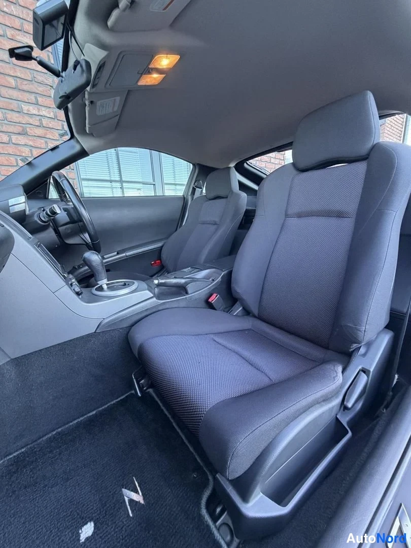 White Nissan 350Z 2003, front seats, photo 18