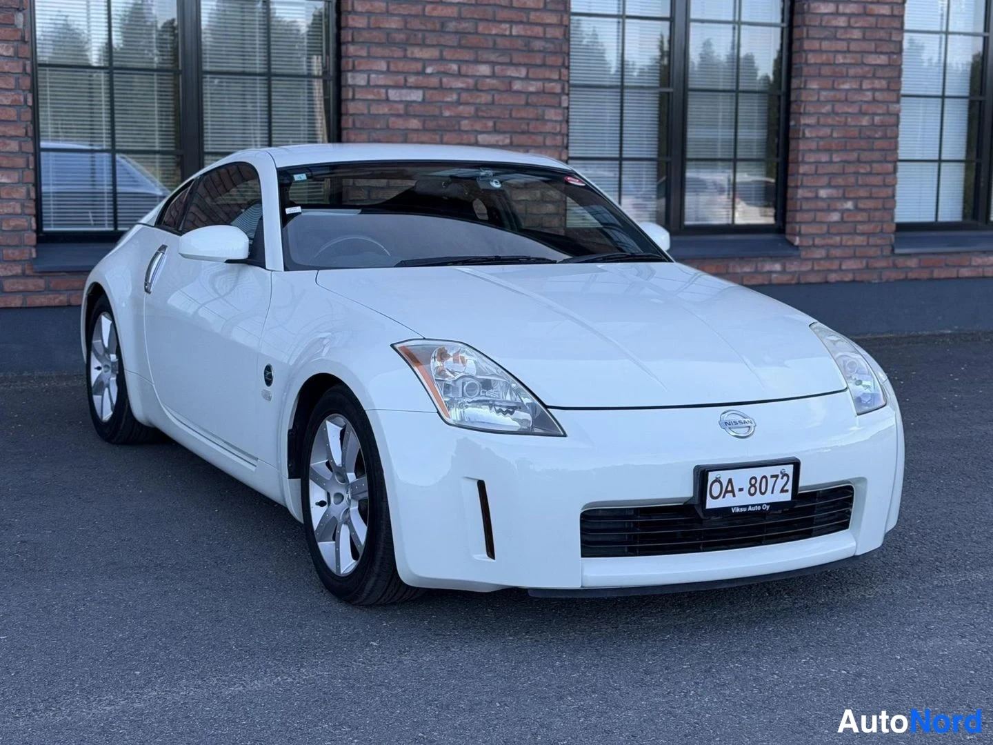 White Nissan 350Z 2003, front three-quarter, nose to the right, photo 5