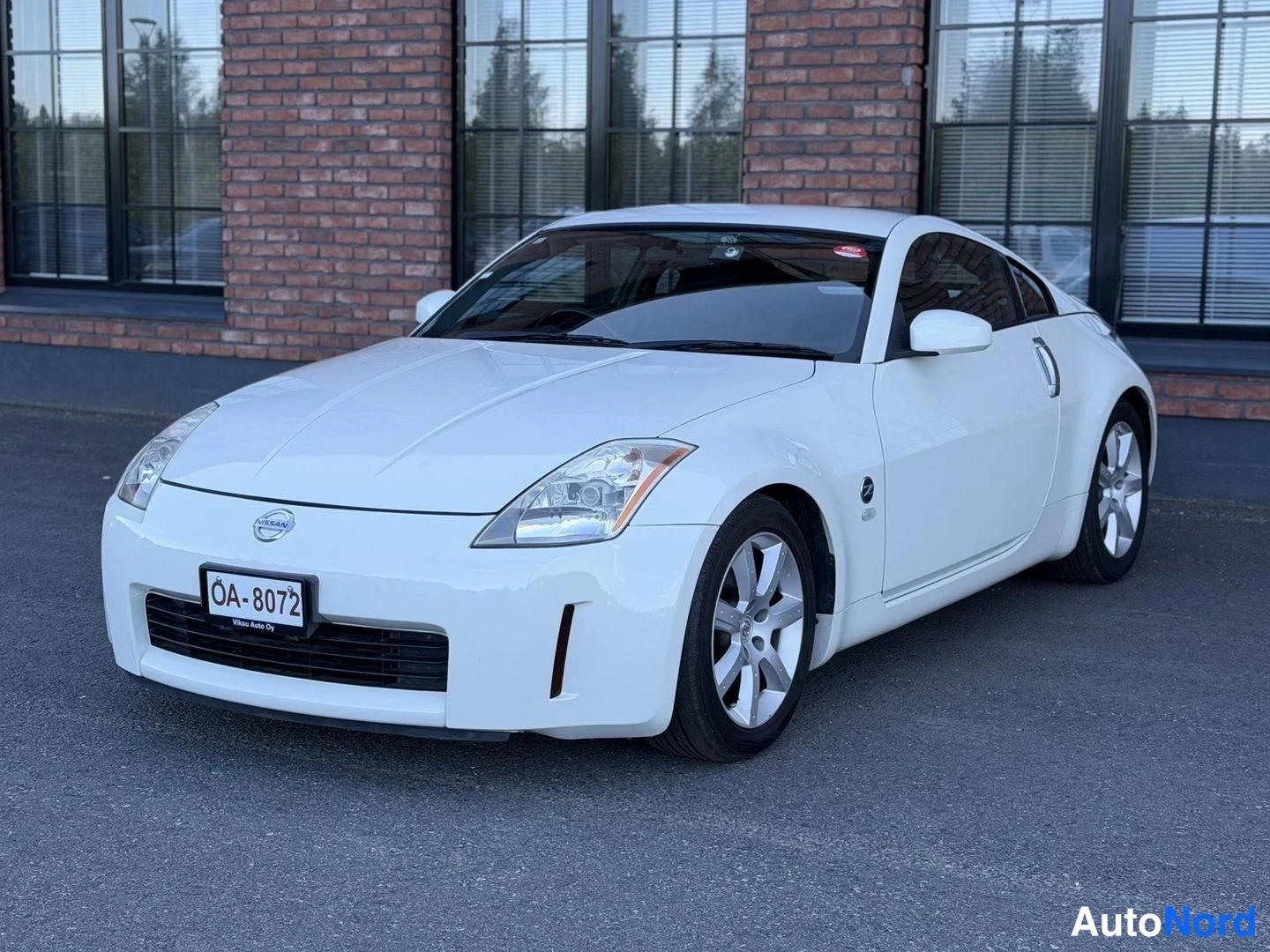 White Nissan 350Z 2003, front three-quarter, nose to the left, photo 2