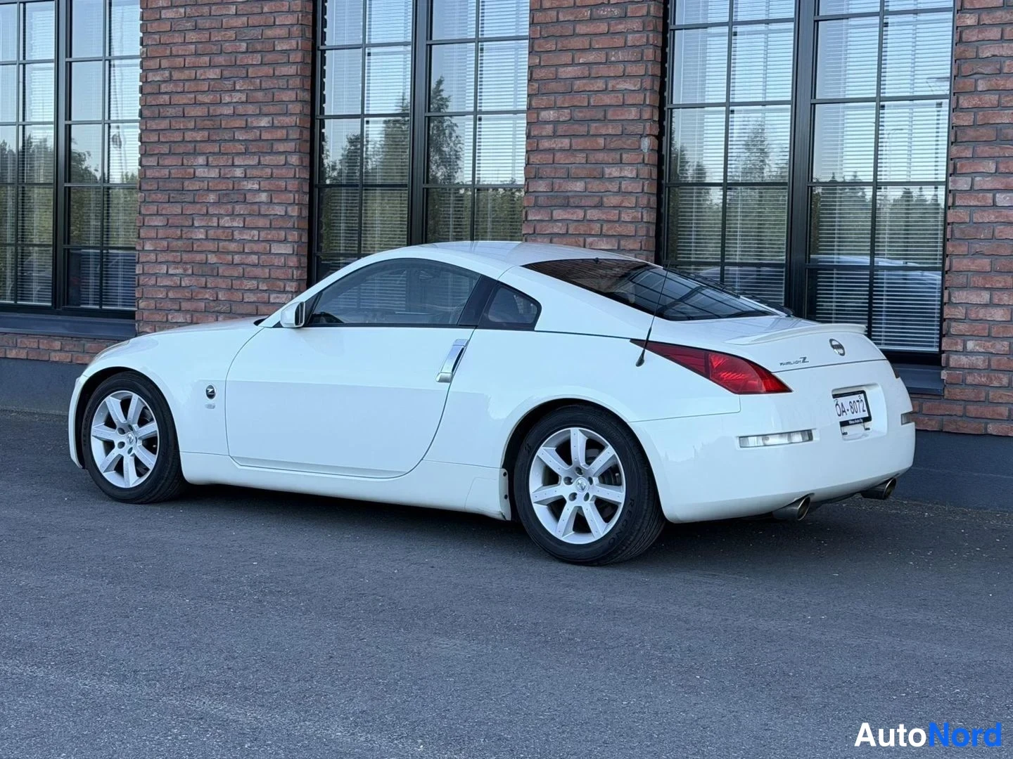 White Nissan 350Z 2003, rear three-quarter, photo 7