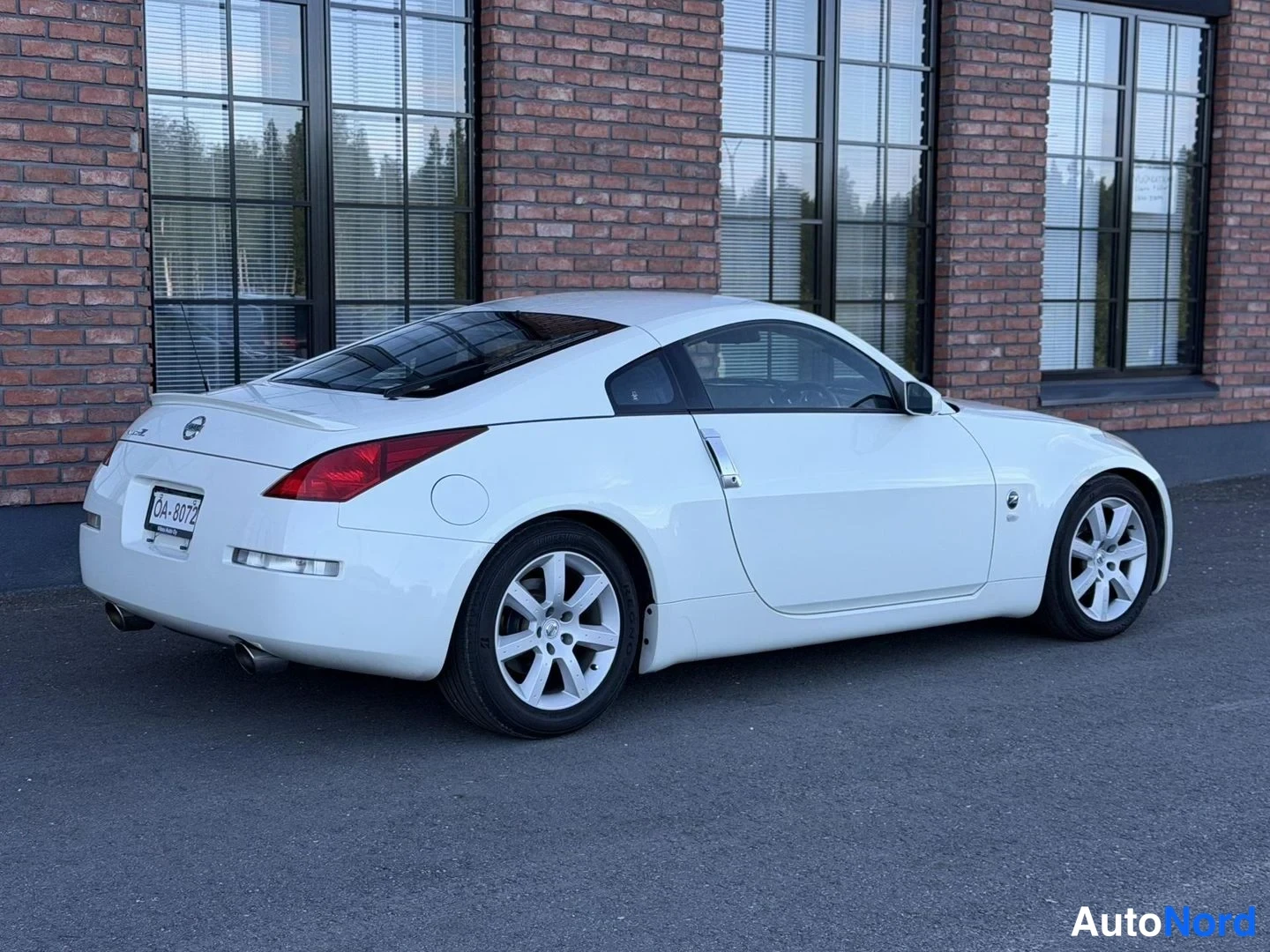 White Nissan 350Z 2003, rear three-quarter, photo 8