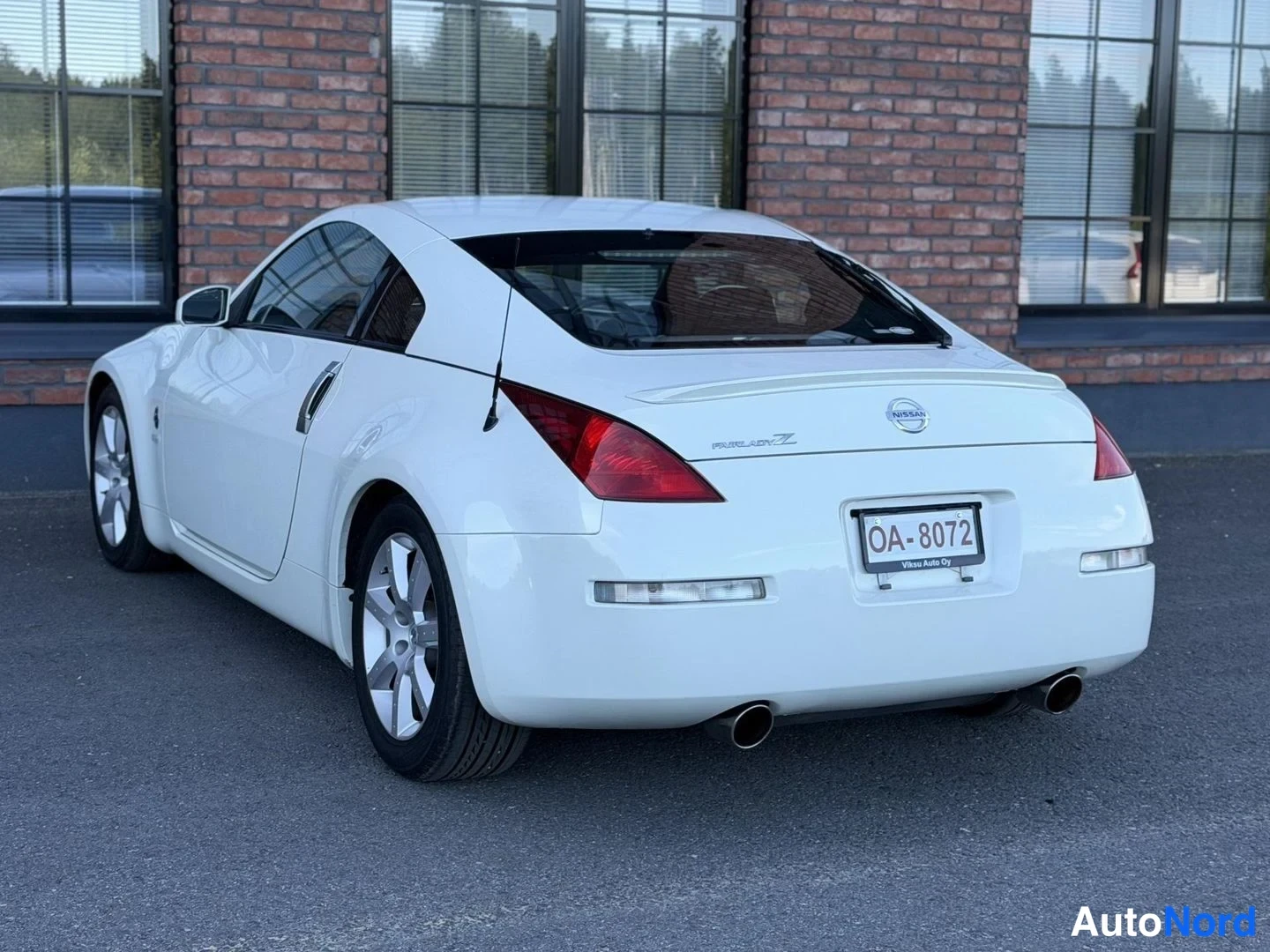 White Nissan 350Z 2003, rear three-quarter, photo 9