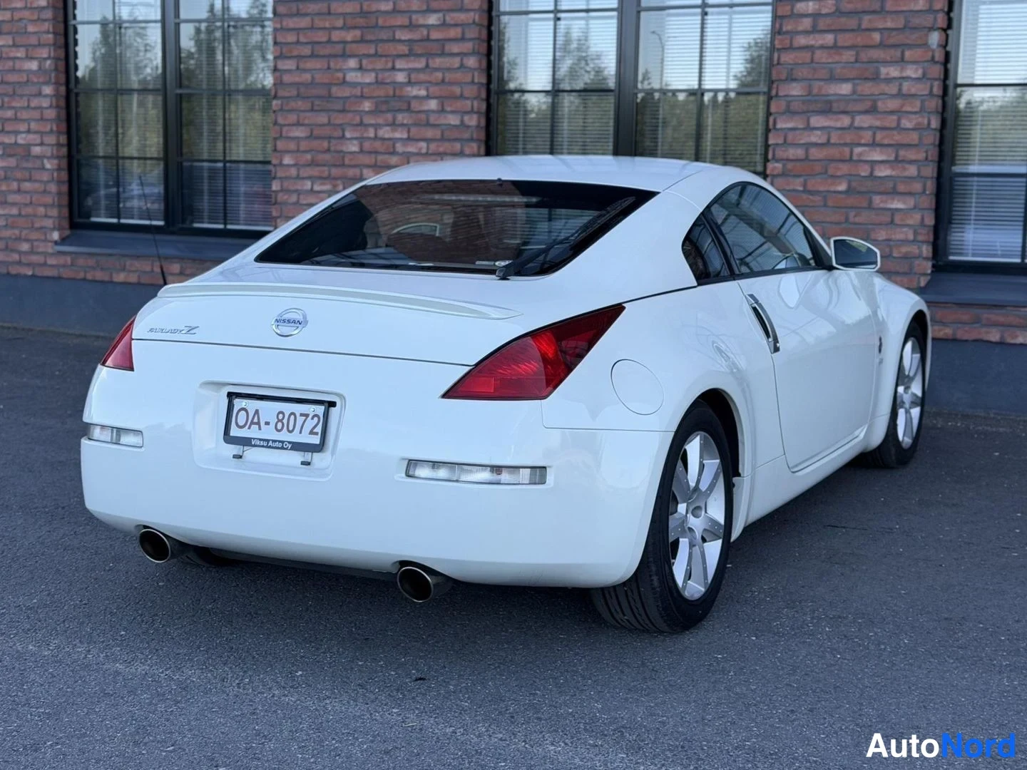 White Nissan 350Z 2003, rear three-quarter, photo 10