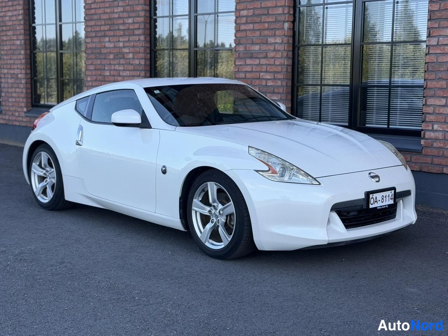 White Nissan 370Z 2010, front three-quarter, nose to the right, photo 4