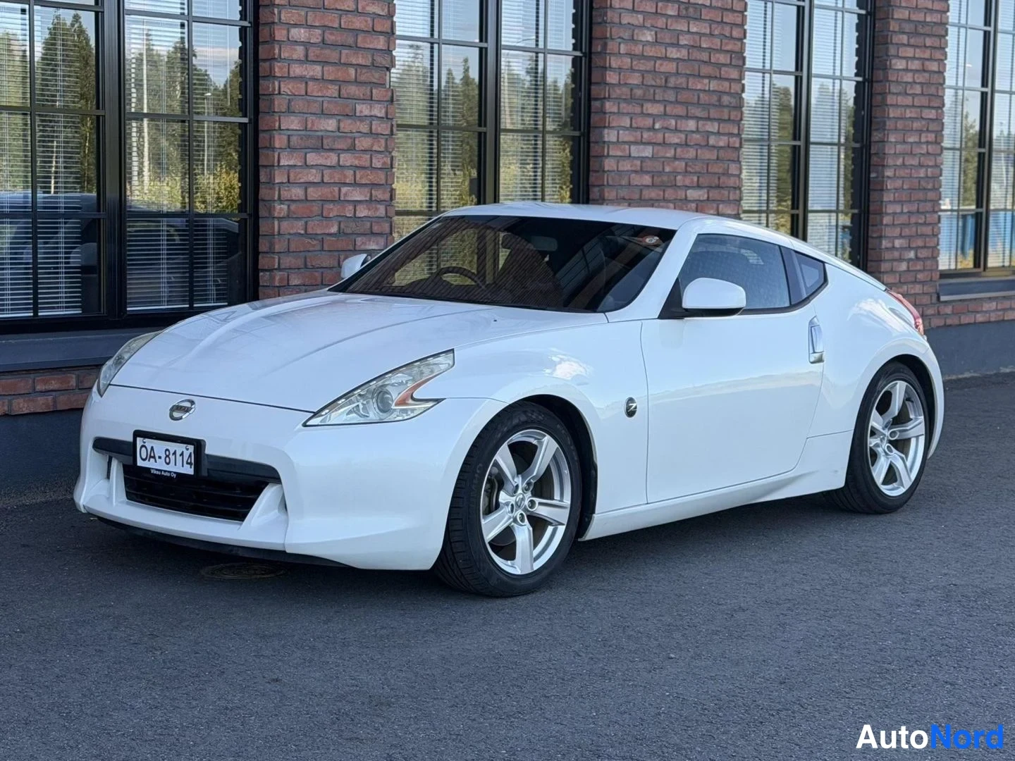 White Nissan 370Z 2010, front three-quarter, nose to the left, photo 2