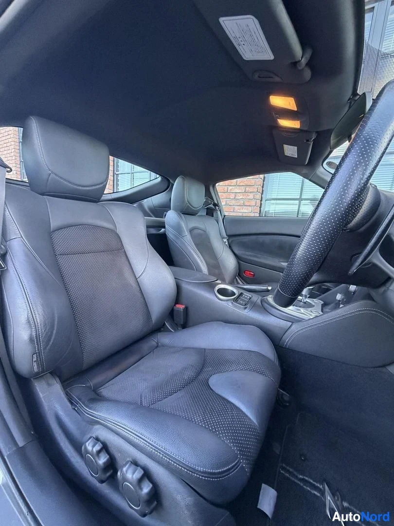 White Nissan 370Z 2010, front seats, photo 16