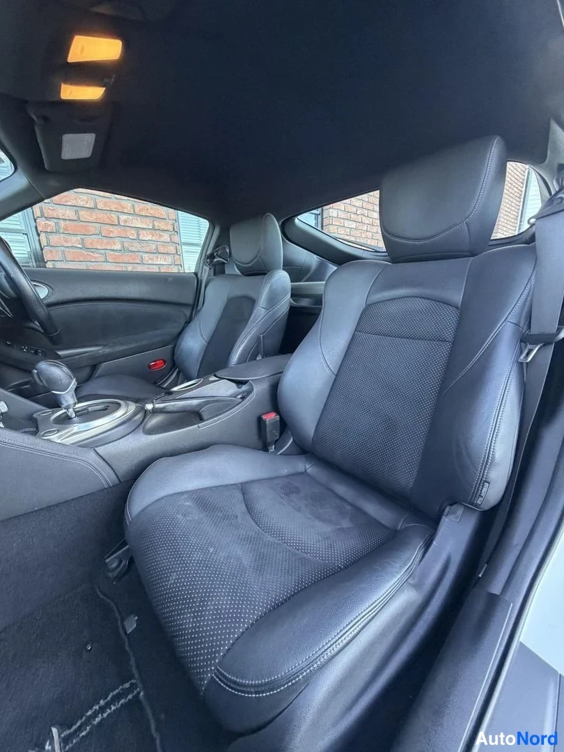 White Nissan 370Z 2010, front seats, photo 17