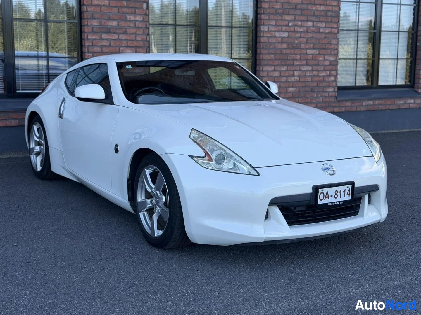 White Nissan 370Z 2010, front three-quarter, nose to the right, photo 5
