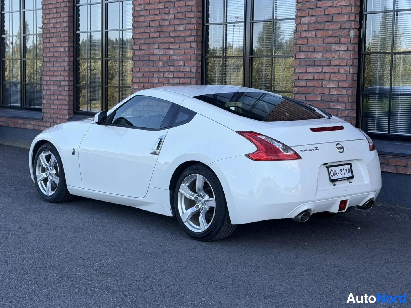 White Nissan 370Z 2010, rear three-quarter, photo 8