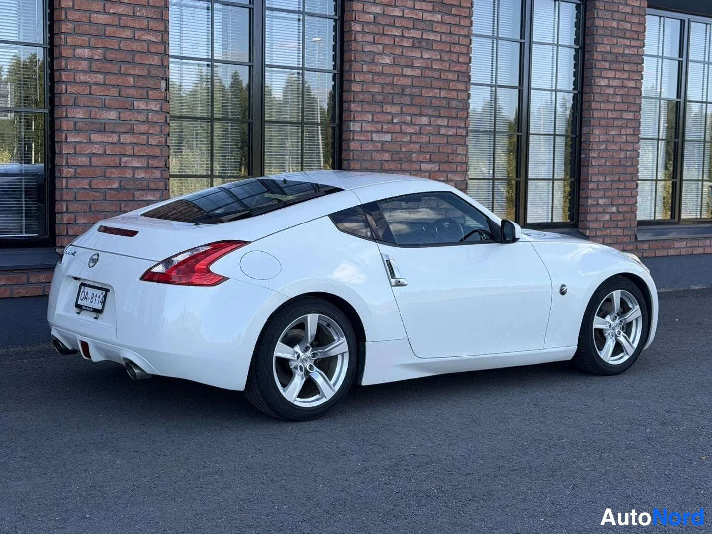 White Nissan 370Z 2010, rear three-quarter, photo 9