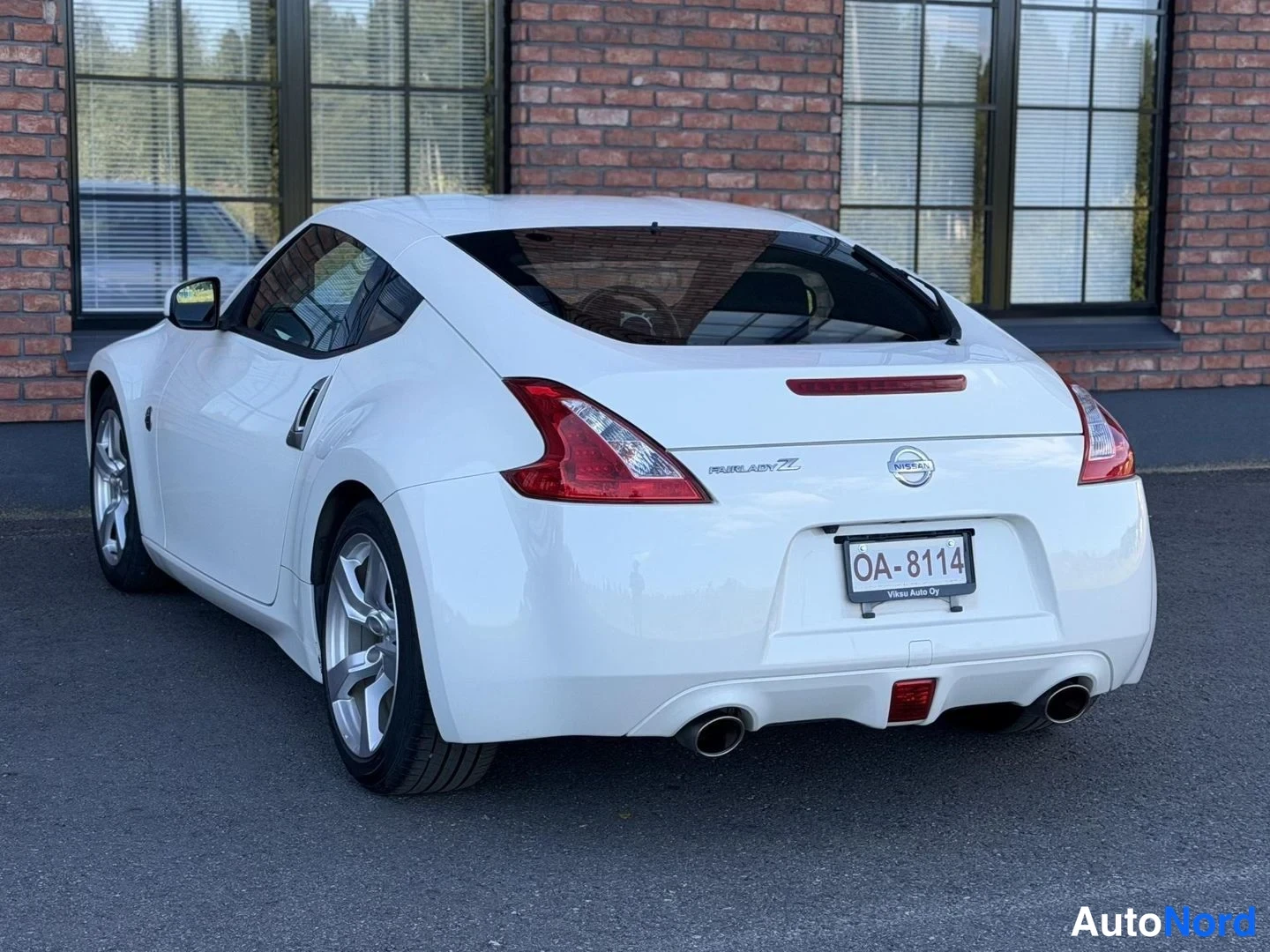 White Nissan 370Z 2010, rear three-quarter, photo 10