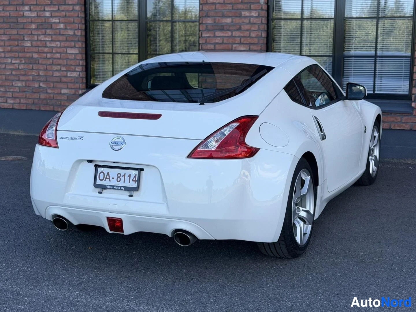 White Nissan 370Z 2010, rear three-quarter, photo 11