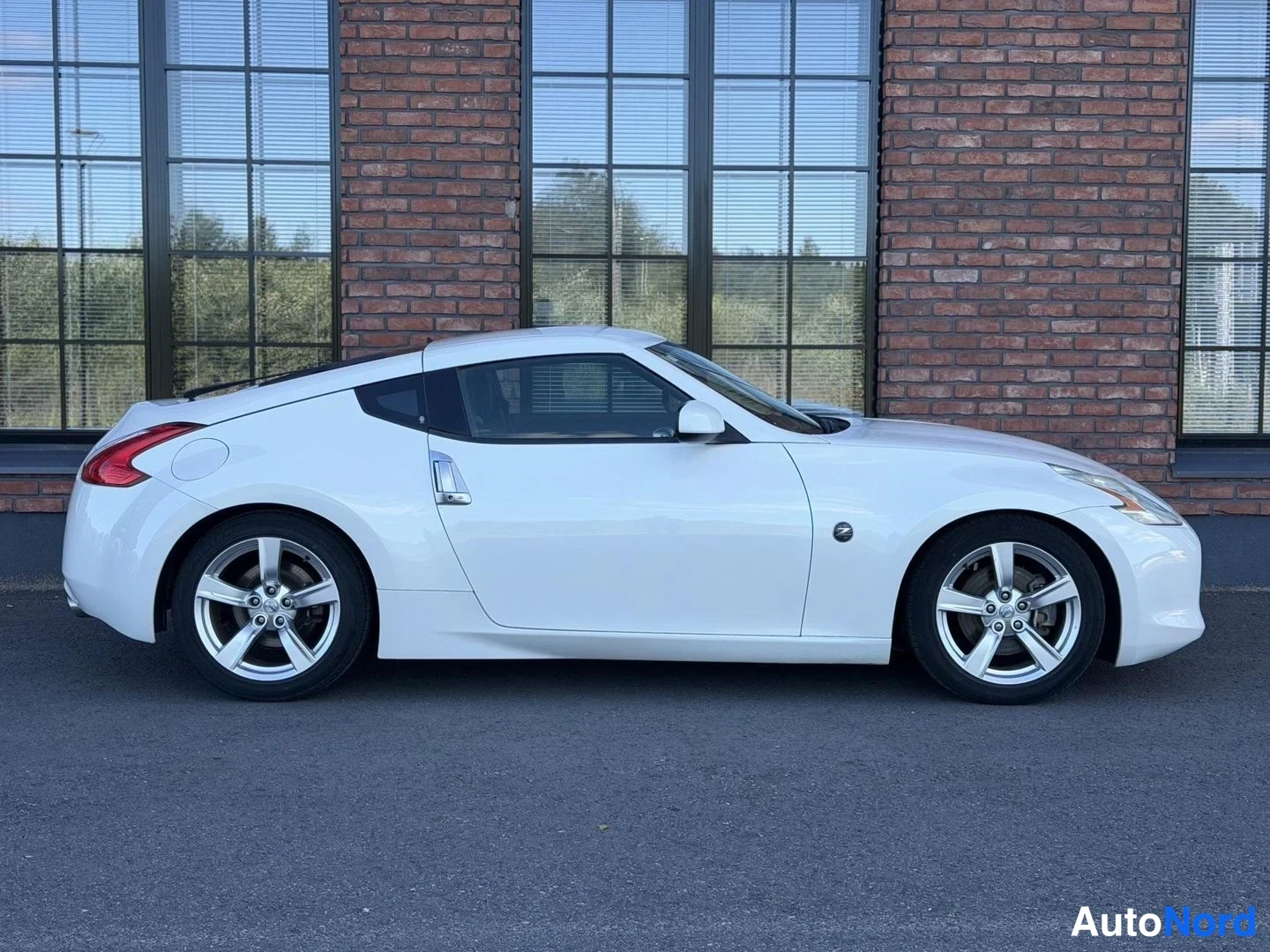 White Nissan 370Z 2010, front three-quarter, nose to the right, photo 6