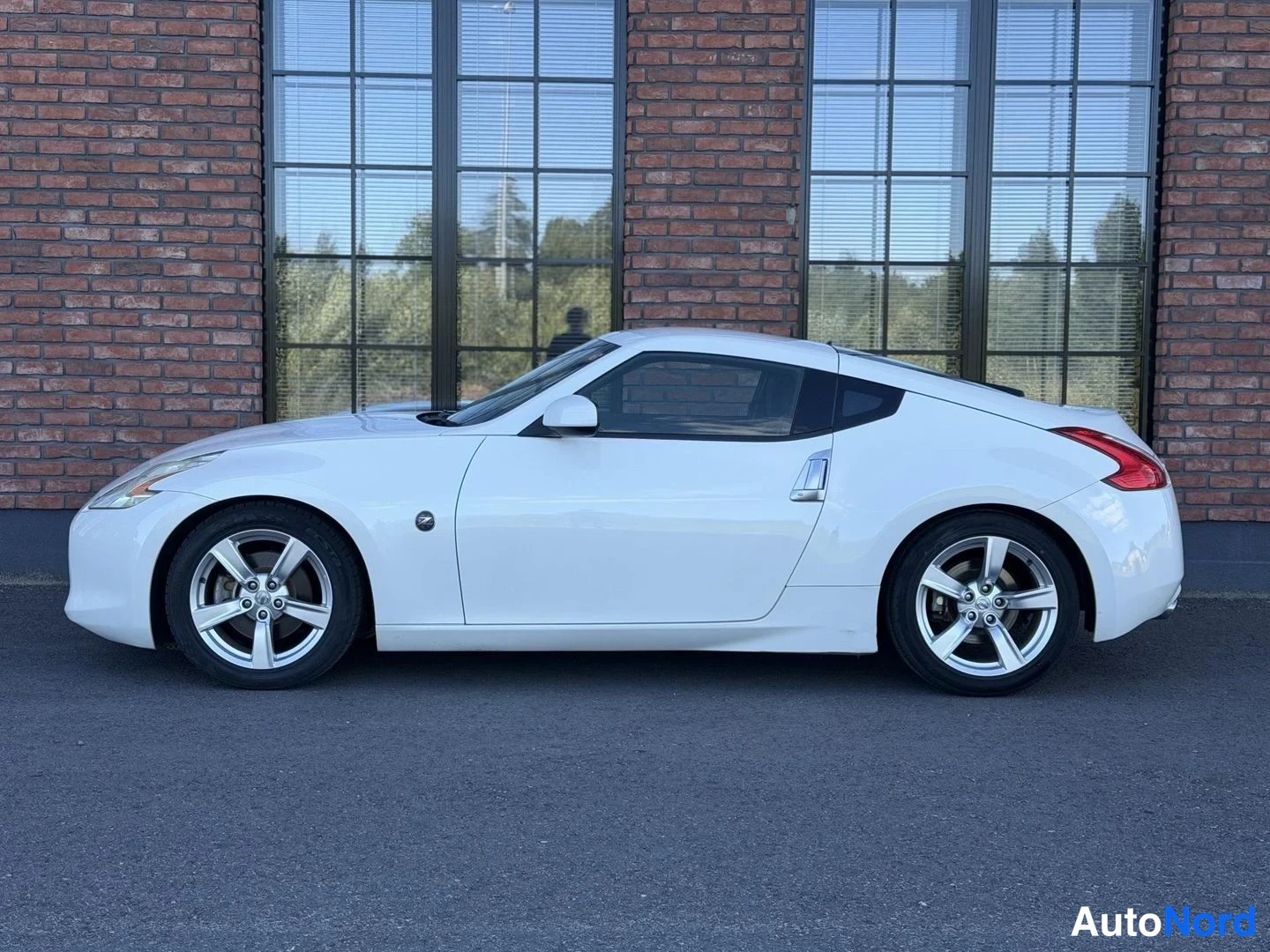 White Nissan 370Z 2010, front three-quarter, nose to the left, photo 3