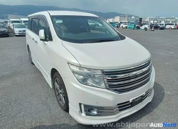 White Nissan Elgrand 2011, front three-quarter, nose to the right, photo 2
