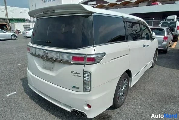 White Nissan Elgrand 2011, rear three-quarter, photo 4