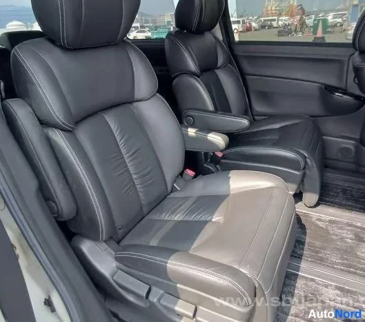 White Nissan Elgrand 2011, front seats, photo 9