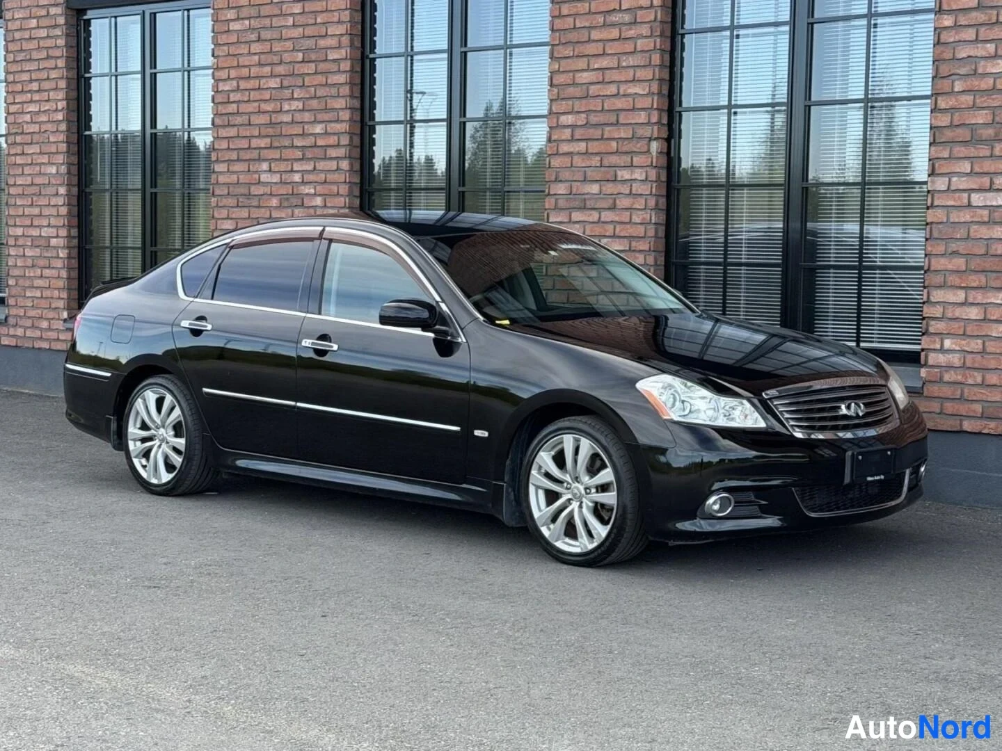 Black Nissan Fuga 2008, front three-quarter, nose to the right, photo 3