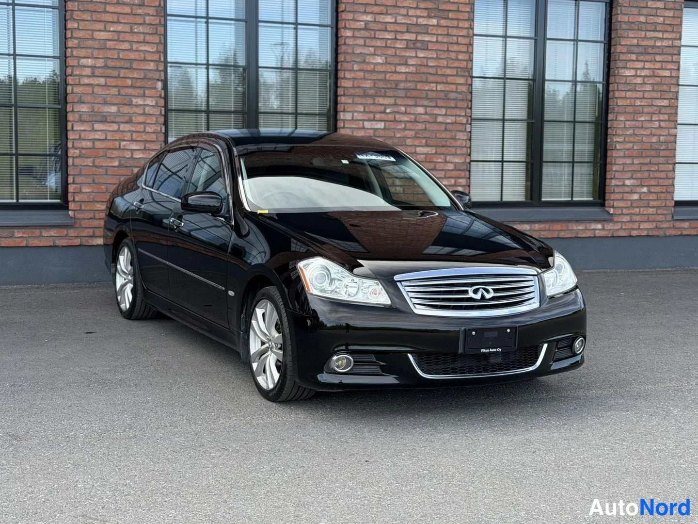 Black Nissan Fuga 2008, front three-quarter, nose to the right, photo 4