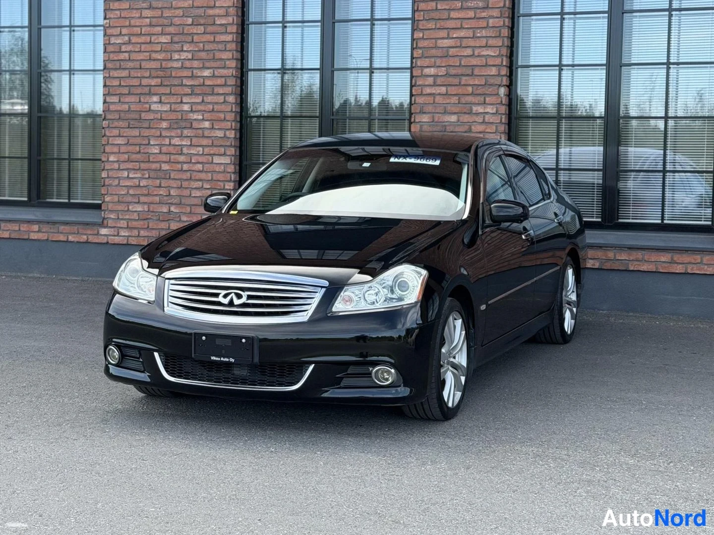 Black Nissan Fuga 2008, front three-quarter, nose to the left, photo 2