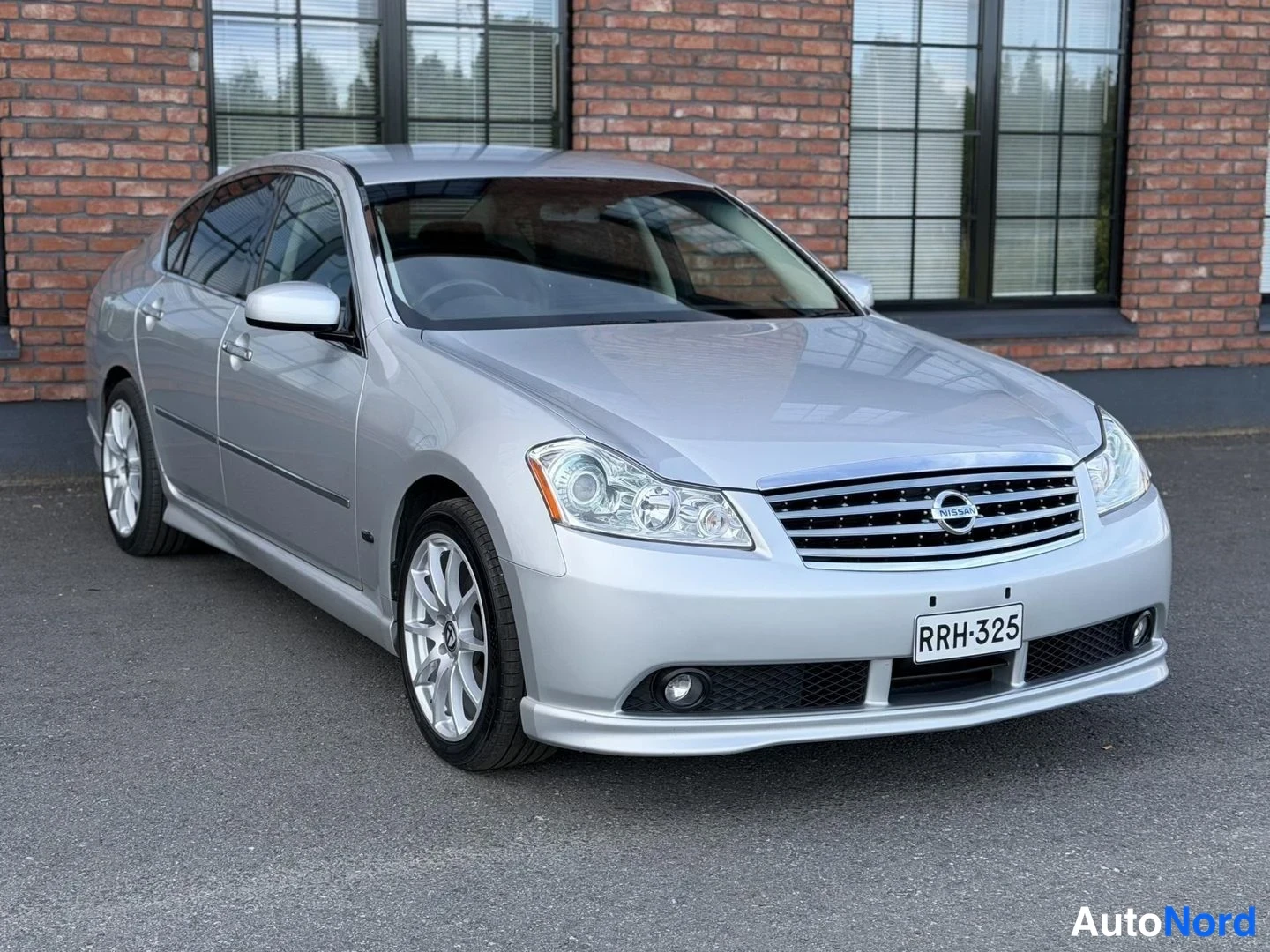 Silver Nissan Fuga 2005, front three-quarter, nose to the right, photo 5