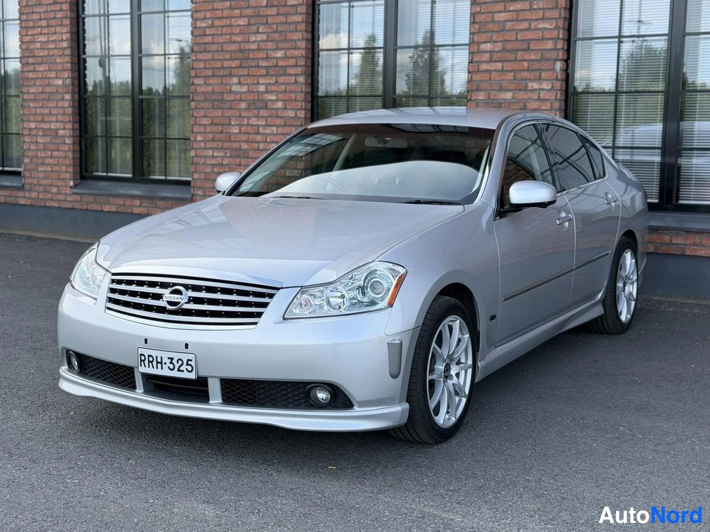 Silver Nissan Fuga 2005, front three-quarter, nose to the left, photo 2