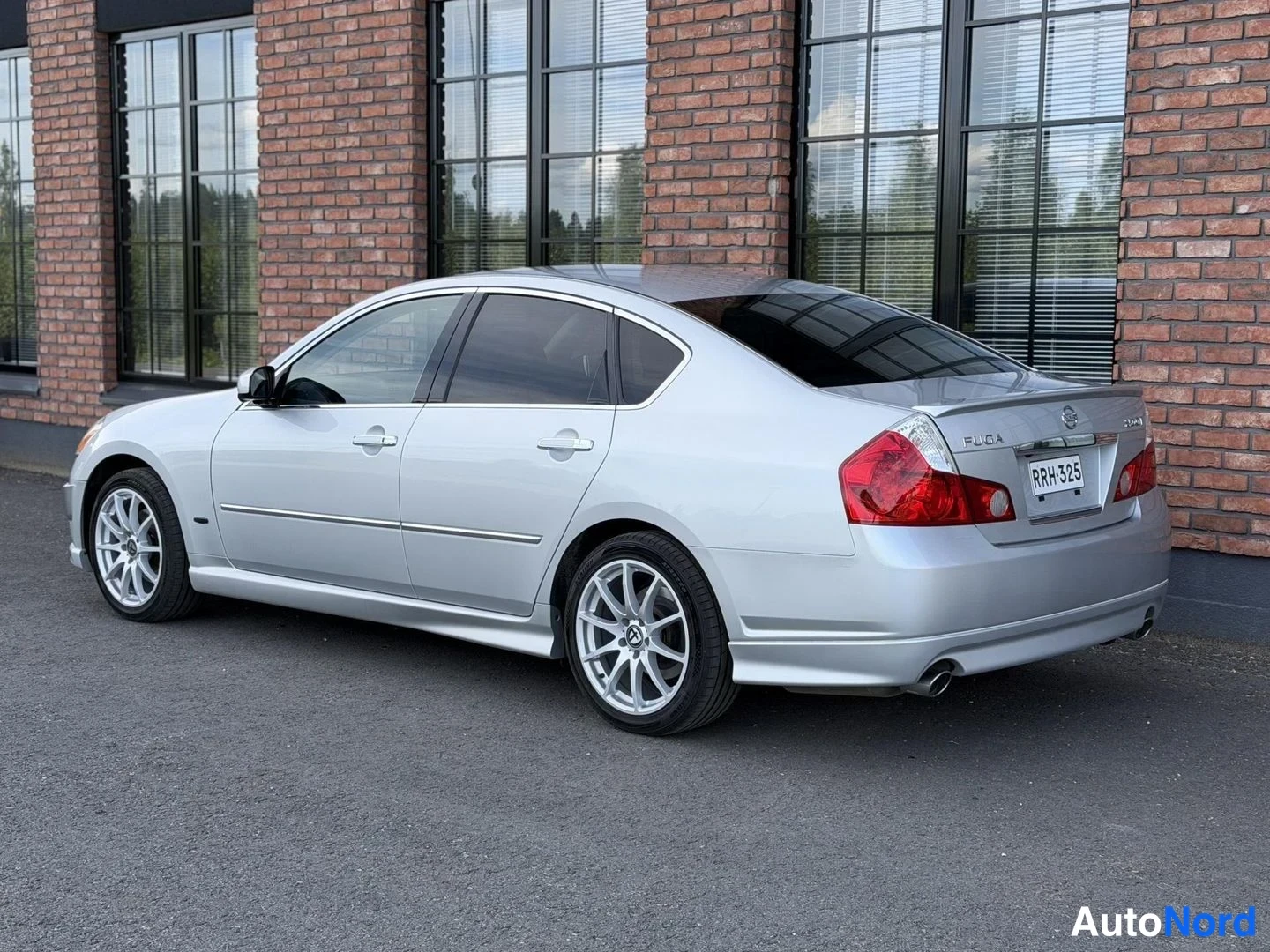 Silver Nissan Fuga 2005, rear three-quarter, photo 8