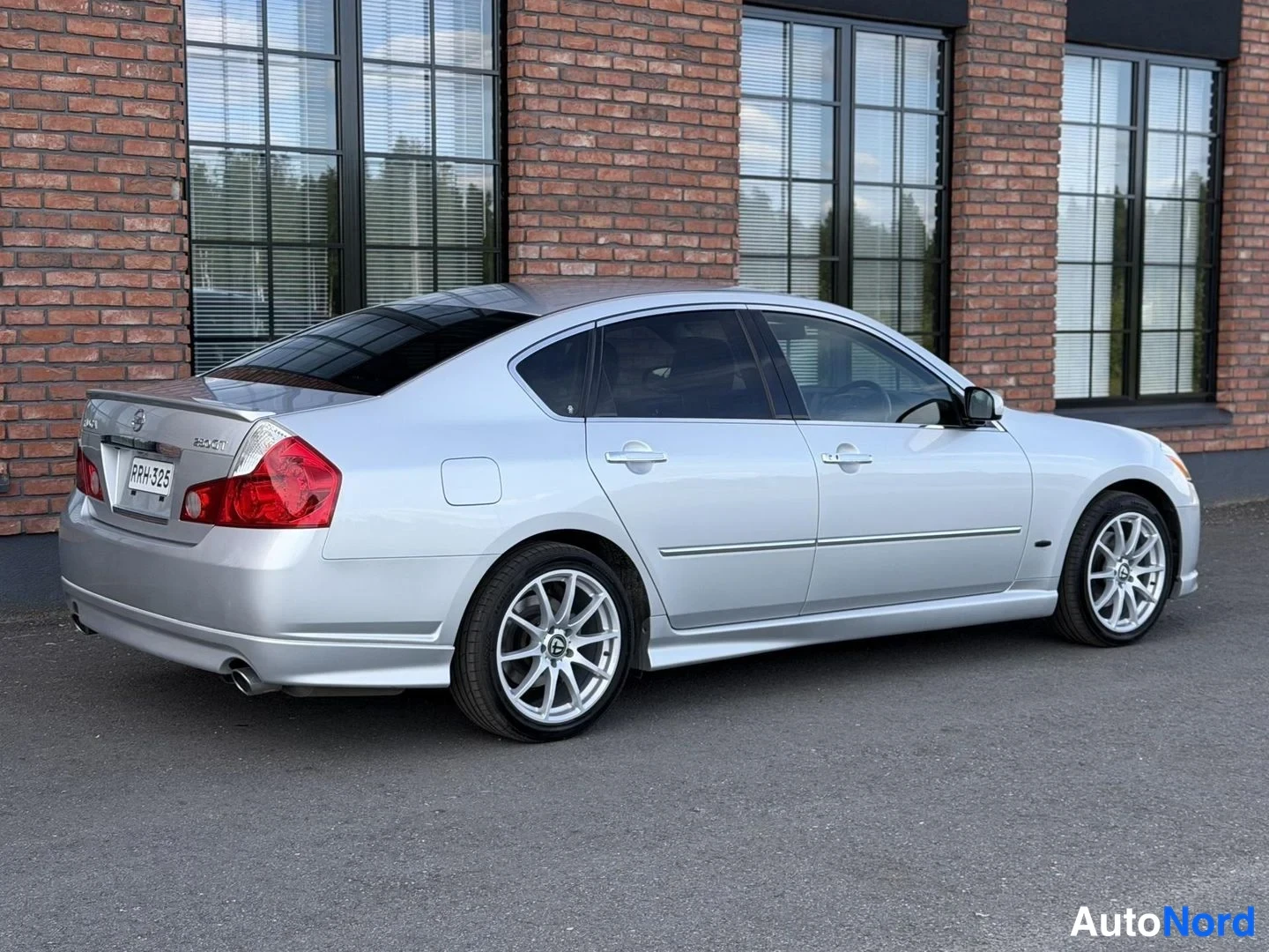 Silver Nissan Fuga 2005, rear three-quarter, photo 9