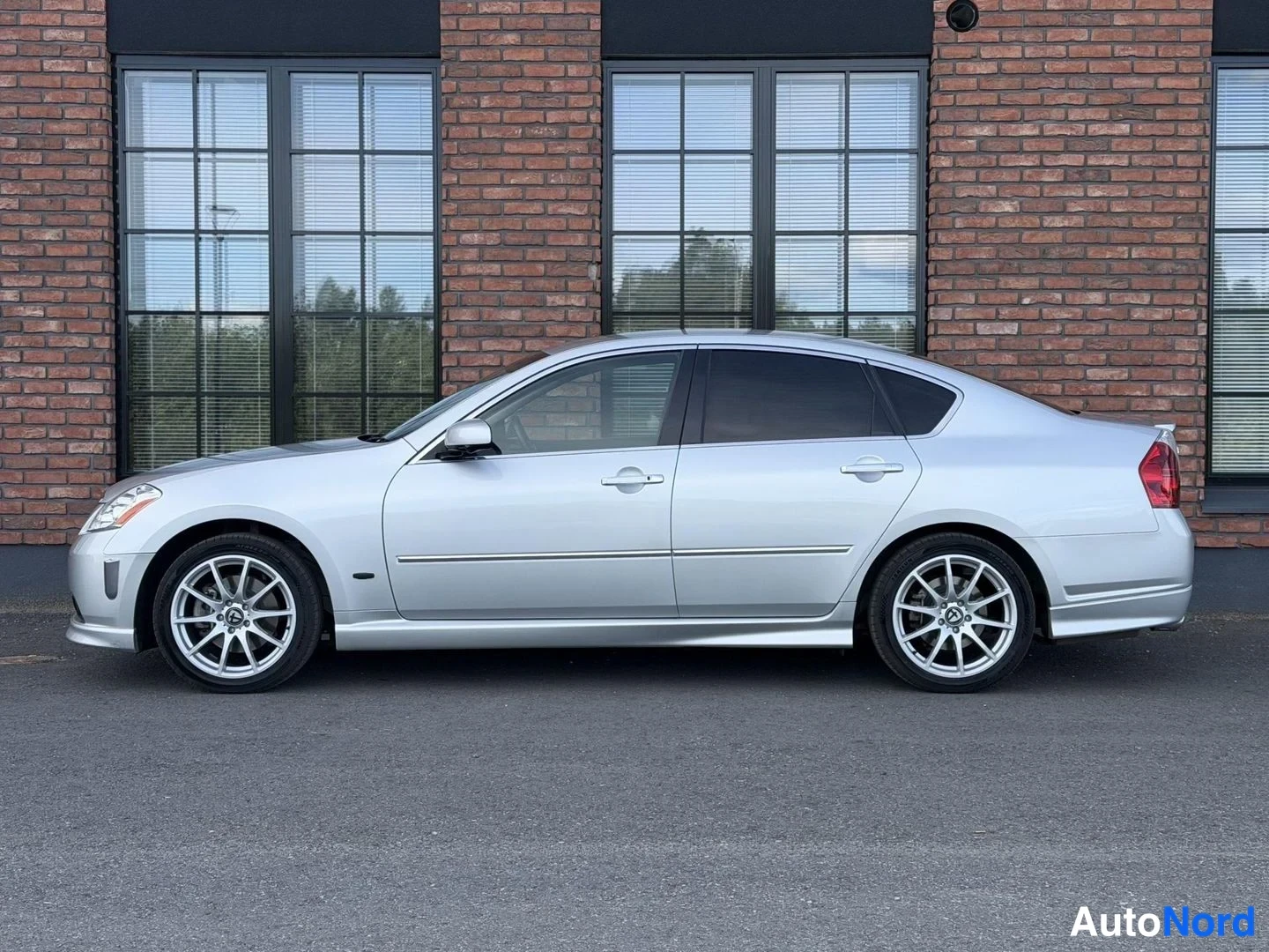 Silver Nissan Fuga 2005, front three-quarter, nose to the left, photo 3