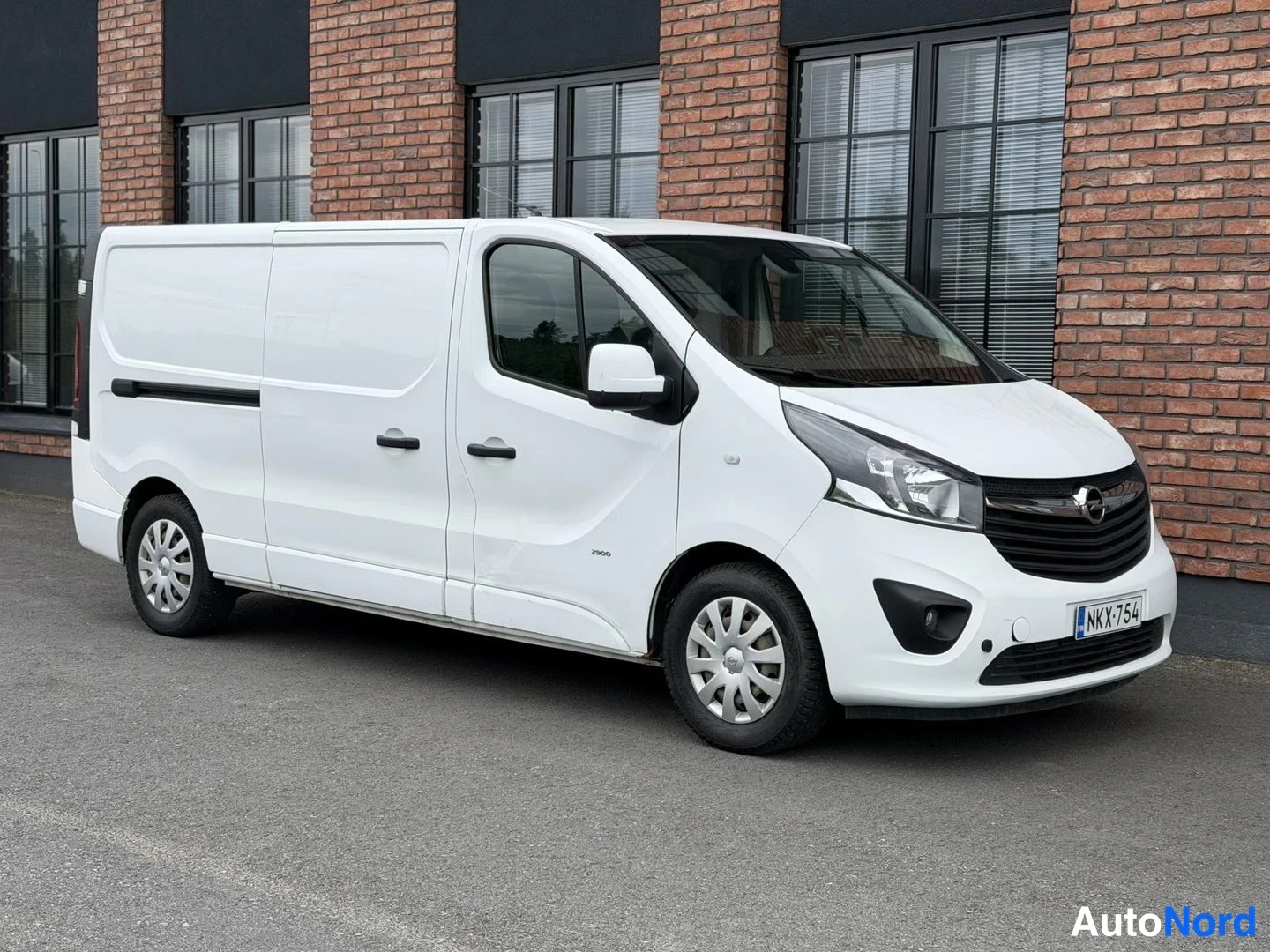 White Opel Vivaro 2018, front three-quarter, nose to the right, photo 4
