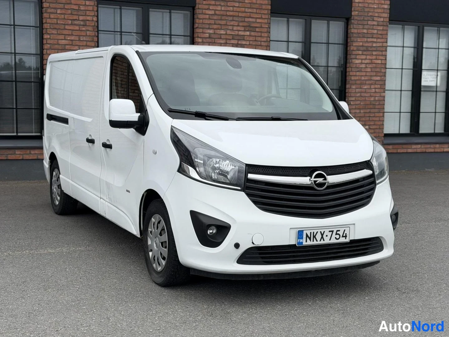 White Opel Vivaro 2018, front three-quarter, nose to the right, photo 5