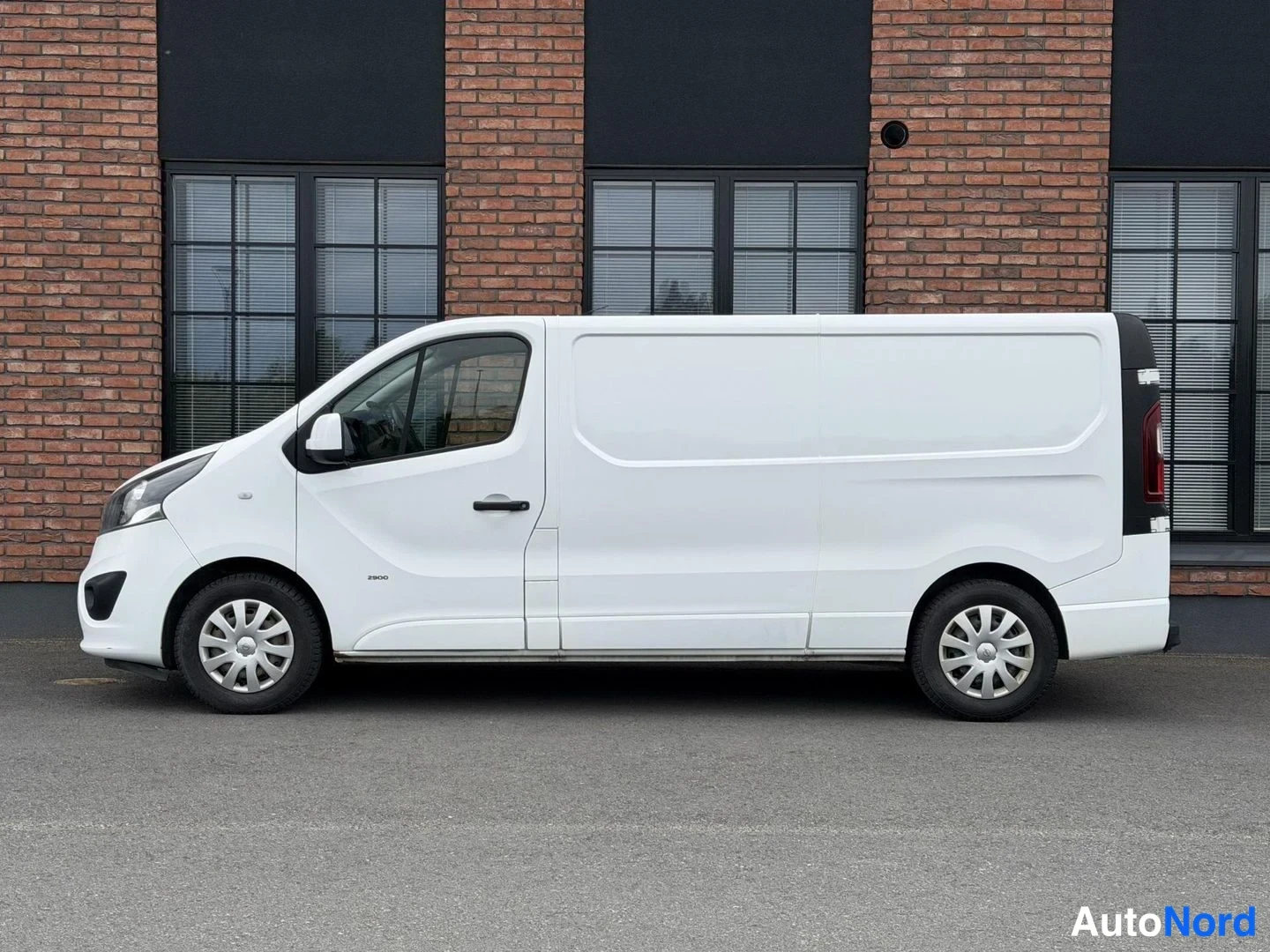 White Opel Vivaro 2018, front three-quarter, nose to the left, photo 3