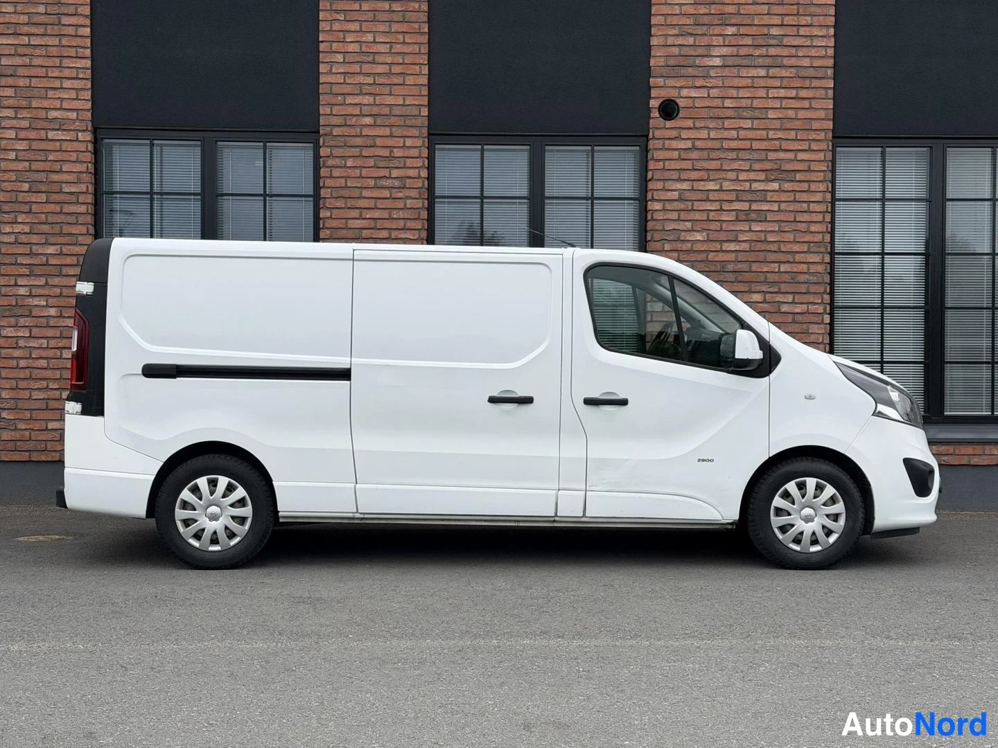 White Opel Vivaro 2018, front three-quarter, nose to the right, photo 6