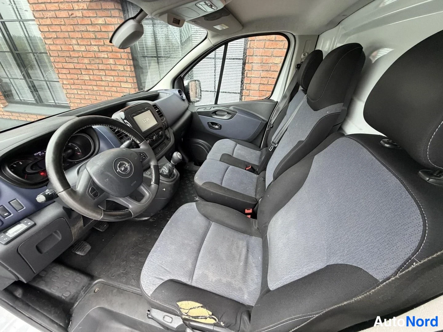 White Opel Vivaro 2018, cockpit, photo 14