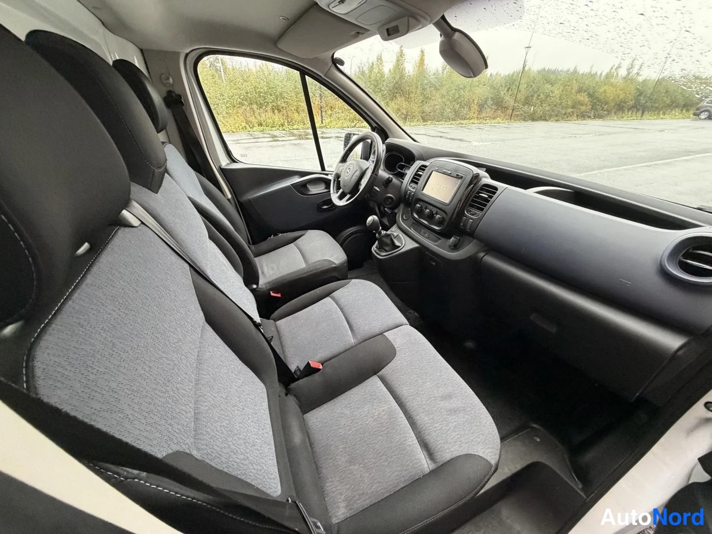 White Opel Vivaro 2018, cockpit, photo 15