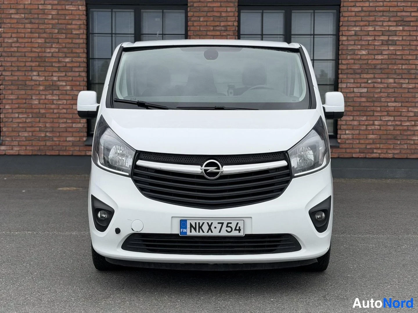 White Opel Vivaro 2018, front, photo 7